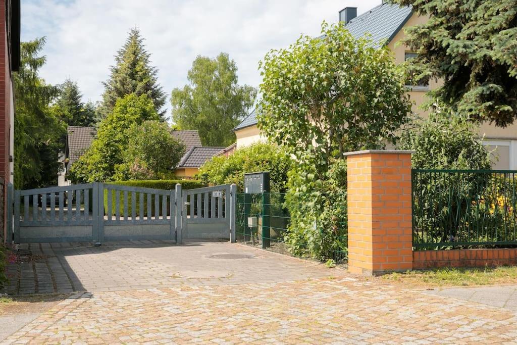 Charmantes Townhaus Mit Garten, W-Lan & Netflix Potsdam Exteriör bild